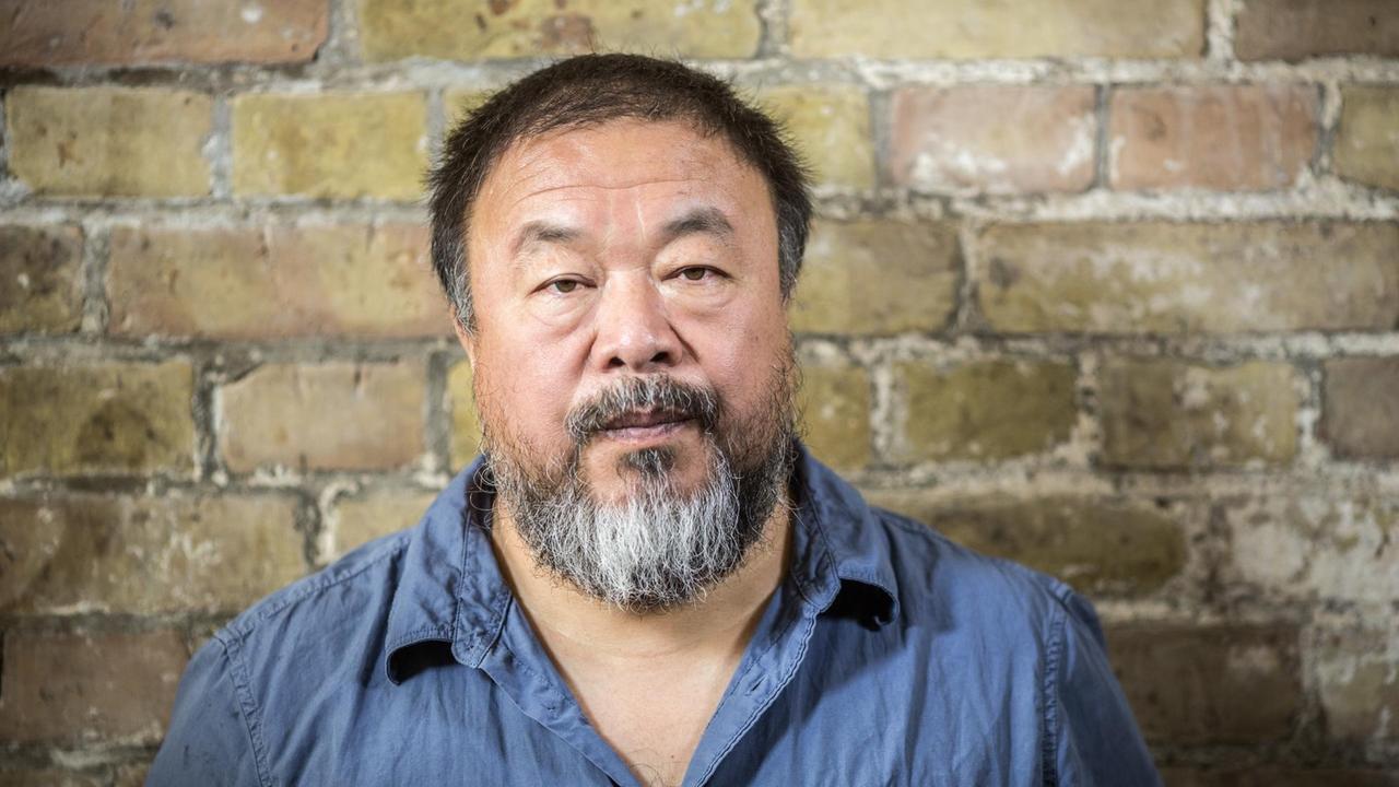 Der chinesische Künstler Ai Weiwei, aufgenommen am 06.08.2015 in seinem Atelier im Prenzlauer Berg in Berlin.