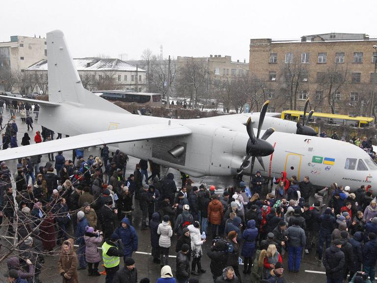 Die neue Transportflugzeug AN-132D bei der Präsentation in den Antonow-Werken am 20. Dezember 2016 in Kiew