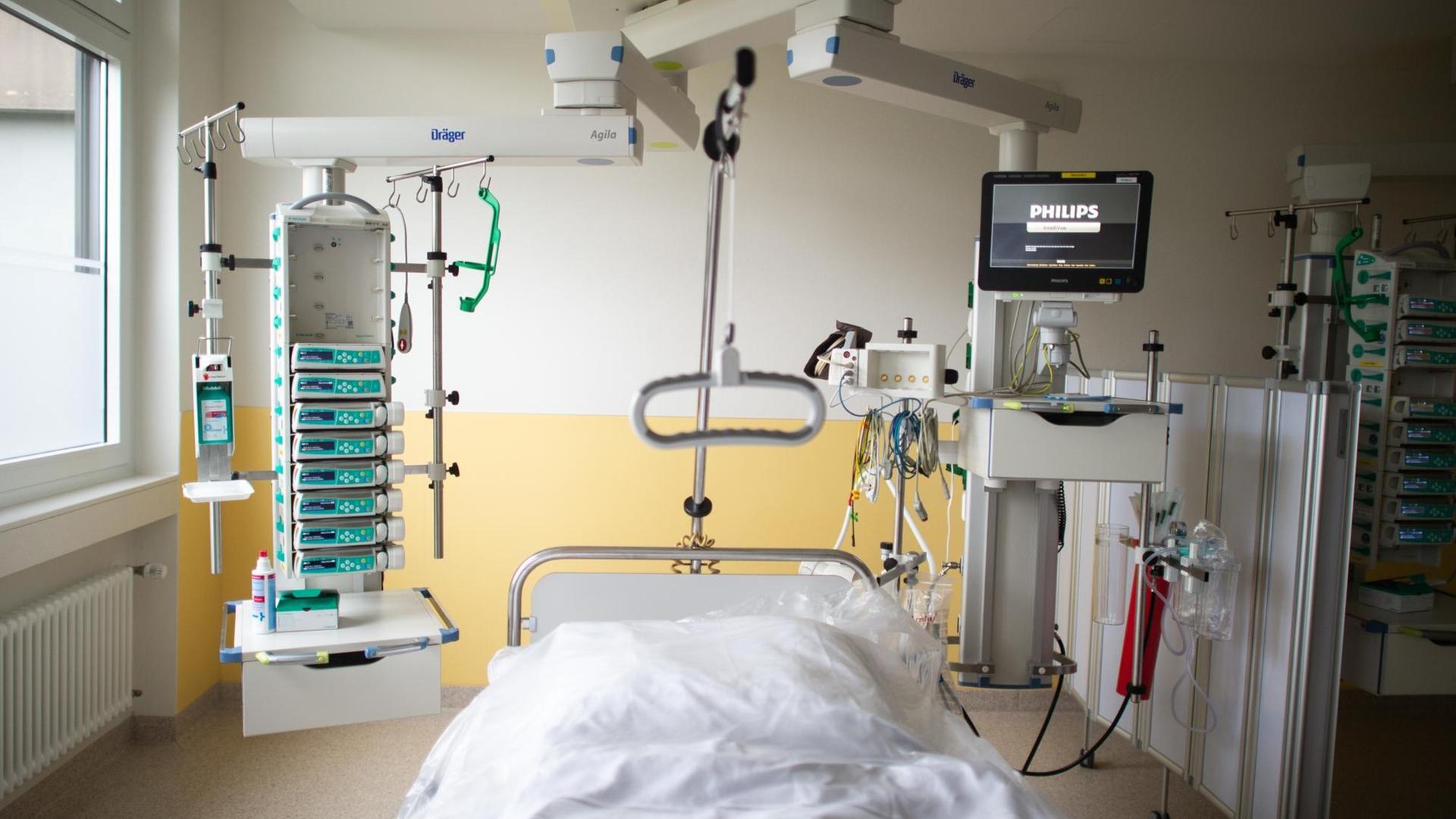 Ein leeres Bett steht in der Intensivstation des Prosper Hospitals in Recklinghausen. Durch die Ausbreitung des Coronavirus und die Zunahme der Fallzahlen werden derzeit bundesweit Eingriffe verschoben und die Intensivbettenkapazität aufgestockt. Ein leeres Bett steht in der Intensivstation des Prosper Hospitals in Recklinghausen. Durch die Ausbreitung des Coronavirus und die Zunahme der Fallzahlen werden derzeit bundesweit Eingriffe verschoben und die Intensivbettenkapazität aufgestockt.