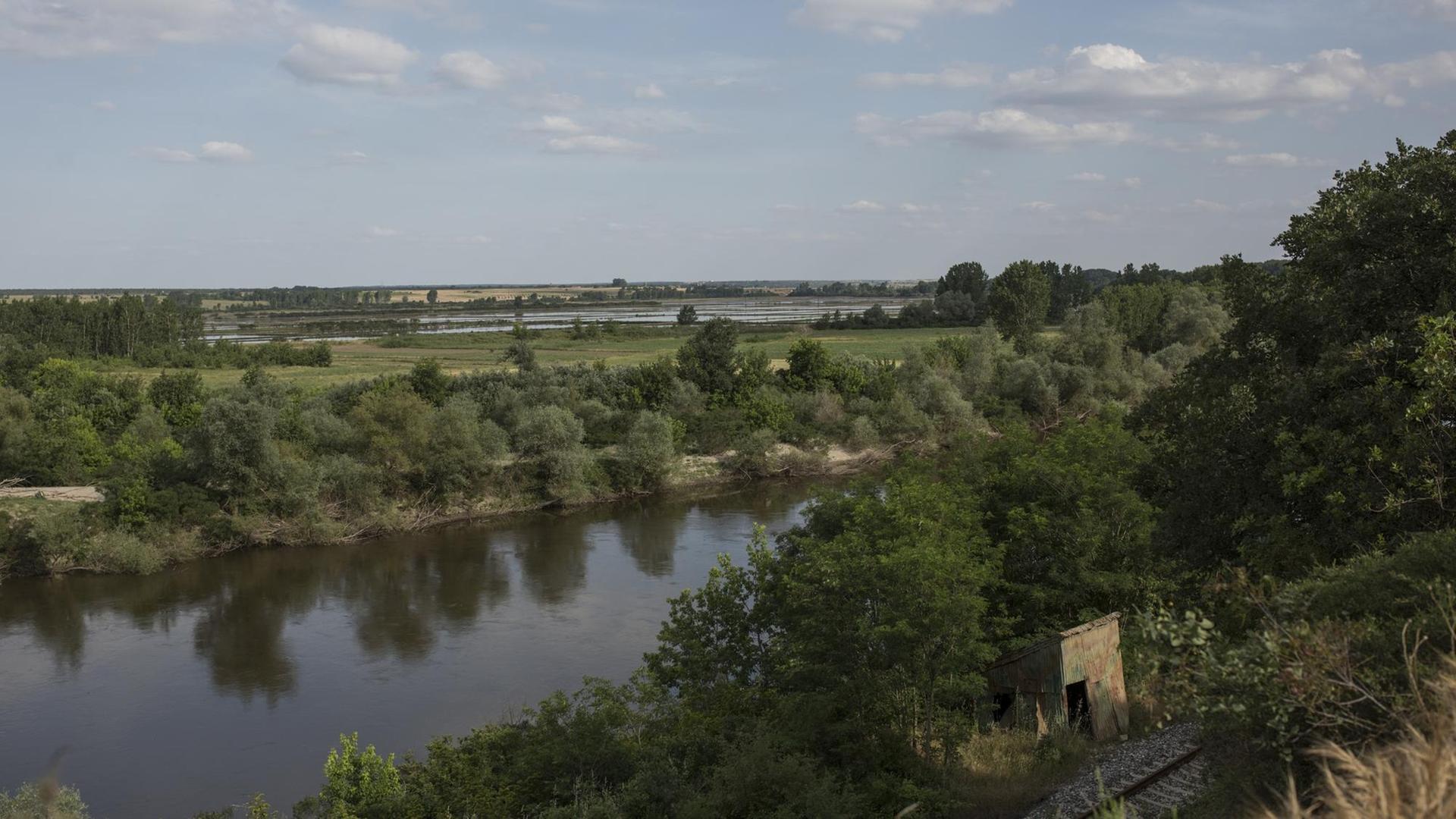 Blick auf den Fluss Evros, der die natürliche Grenze zur Türkei bildet. Blick auf den Fluss Evros, der die natürliche Grenze zur Türkei bildet.