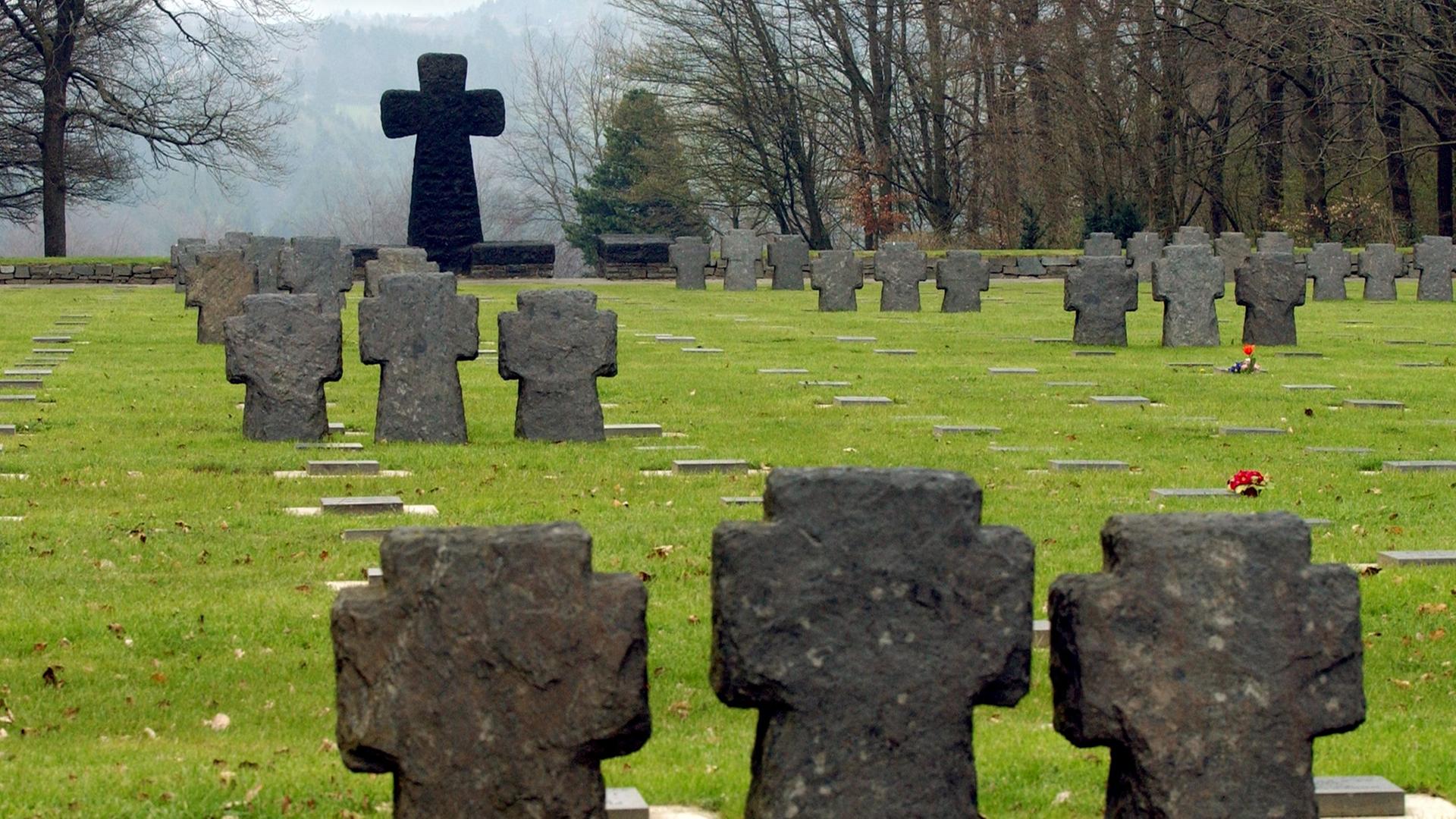 Der "Ehrenfriedhof Vossenack" am Dienstag (12.04.2005) in der Gemeinde Hürtgenwald in der Eifel. Hier tobte von September 1944 bis Februar 1945 die Schlacht im Hürtgenwald. Hier liegen 2.221 gefallene Deutsche unter ihnen 930 namentlich unbekannt. Der "Ehrenfriedhof Vossenack" am Dienstag (12.04.2005) in der Gemeinde Hürtgenwald in der Eifel. Hier tobte von September 1944 bis Februar 1945 die Schlacht im Hürtgenwald. Hier liegen 2.221 gefallene Deutsche unter ihnen 930 namentlich unbekannt.