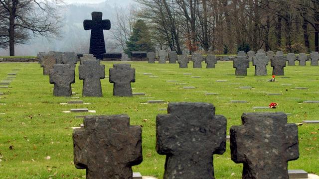Der "Ehrenfriedhof Vossenack" am Dienstag (12.04.2005) in der Gemeinde Hürtgenwald in der Eifel. Hier tobte von September 1944 bis Februar 1945 die Schlacht im Hürtgenwald. Hier liegen 2.221 gefallene Deutsche unter ihnen 930 namentlich unbekannt.