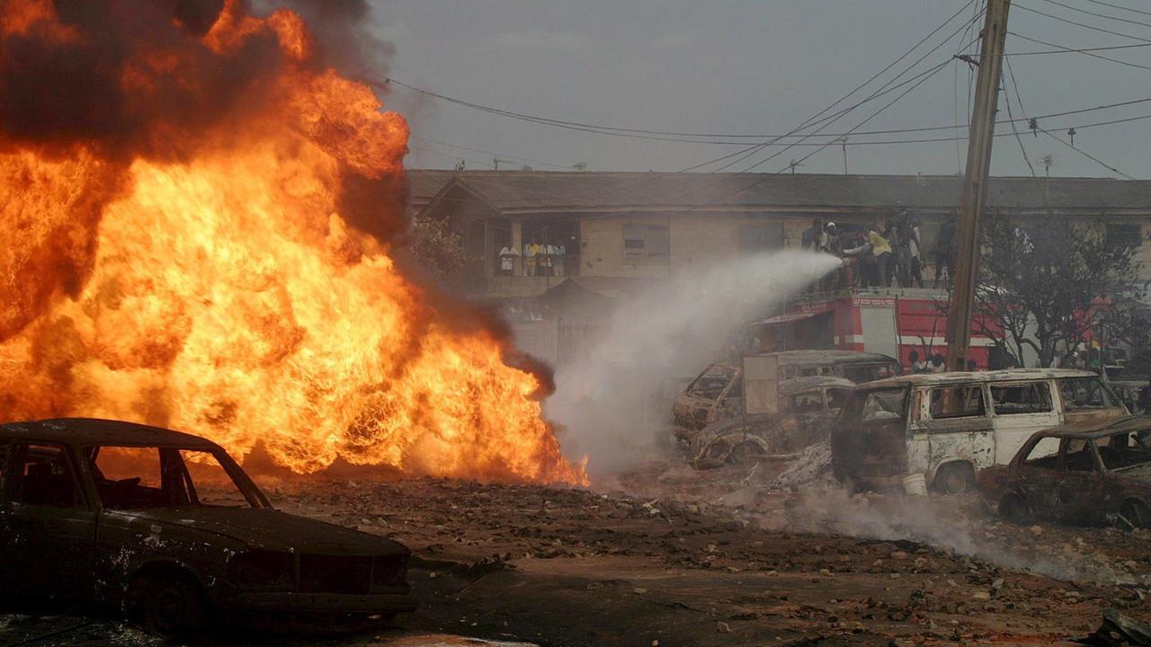 Ein Pipeline-Brand in Lagos, Nigeria, Mai 2008. Ein Pipeline-Brand in Lagos, Nigeria, Mai 2008.