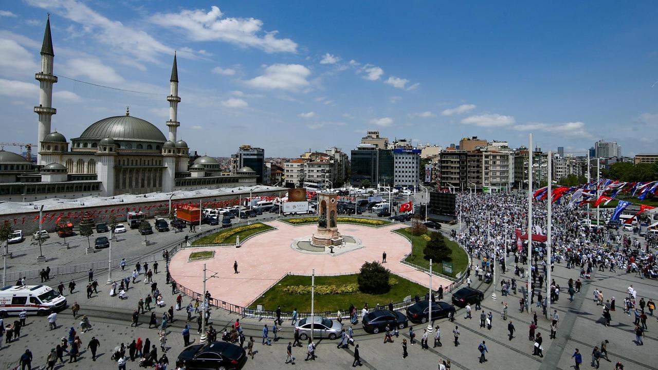28.05.2021, Türkei, Istanbul: Menschen beten vor der neu eröffneten Moschee auf dem zentralen Taksim-Platz. Der türkische Präsident Erdogan hat die Moschee eingeweiht. Foto: Emrah Gurel/AP/dpa +++ dpa-Bildfunk +++