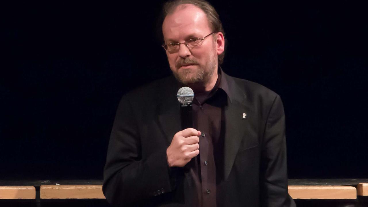 Robert Fischer hat den Dokumentarfilm "Der Film verlässt das Kino: Vom Kübelkind-Experiment und anderen Utopien" (2018) gedreht. Er wurde auf der Berlinale 2018 in der Sektion Forum gezeigt. Robert Fischer hat den Dokumentarfilm "Der Film verlässt das Kino: Vom Kübelkind-Experiment und anderen Utopien" (2018) gedreht. Er wurde auf der Berlinale 2018 in der Sektion Forum gezeigt.