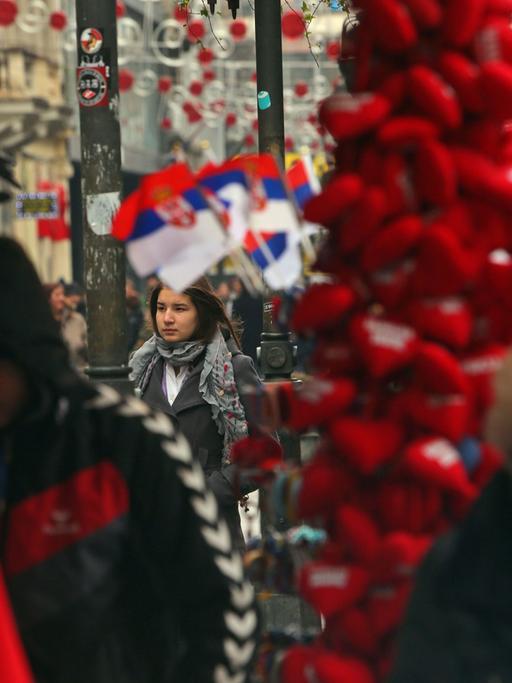 Mehrere Fußgänger flanieren über die geschmückte Haupteinkaufsmeile der serbischen Hauptstadt Belgrad.