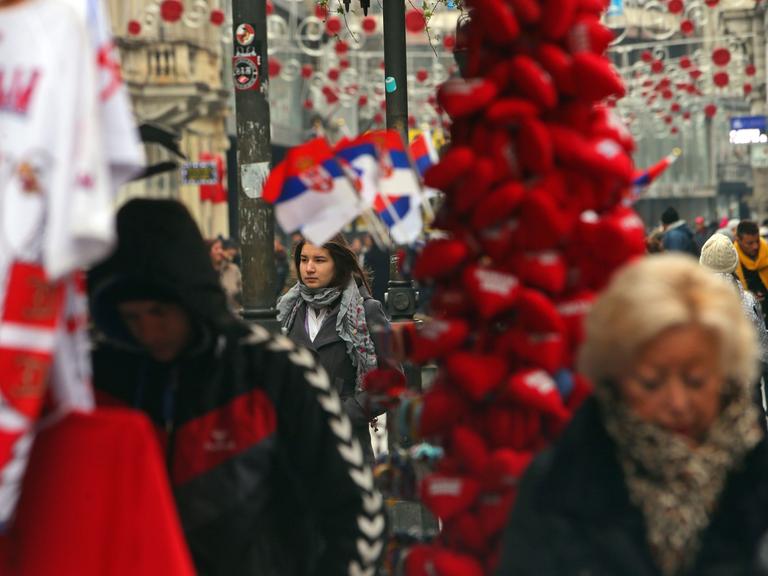 Mehrere Fußgänger flanieren über die geschmückte Haupteinkaufsmeile der serbischen Hauptstadt Belgrad.