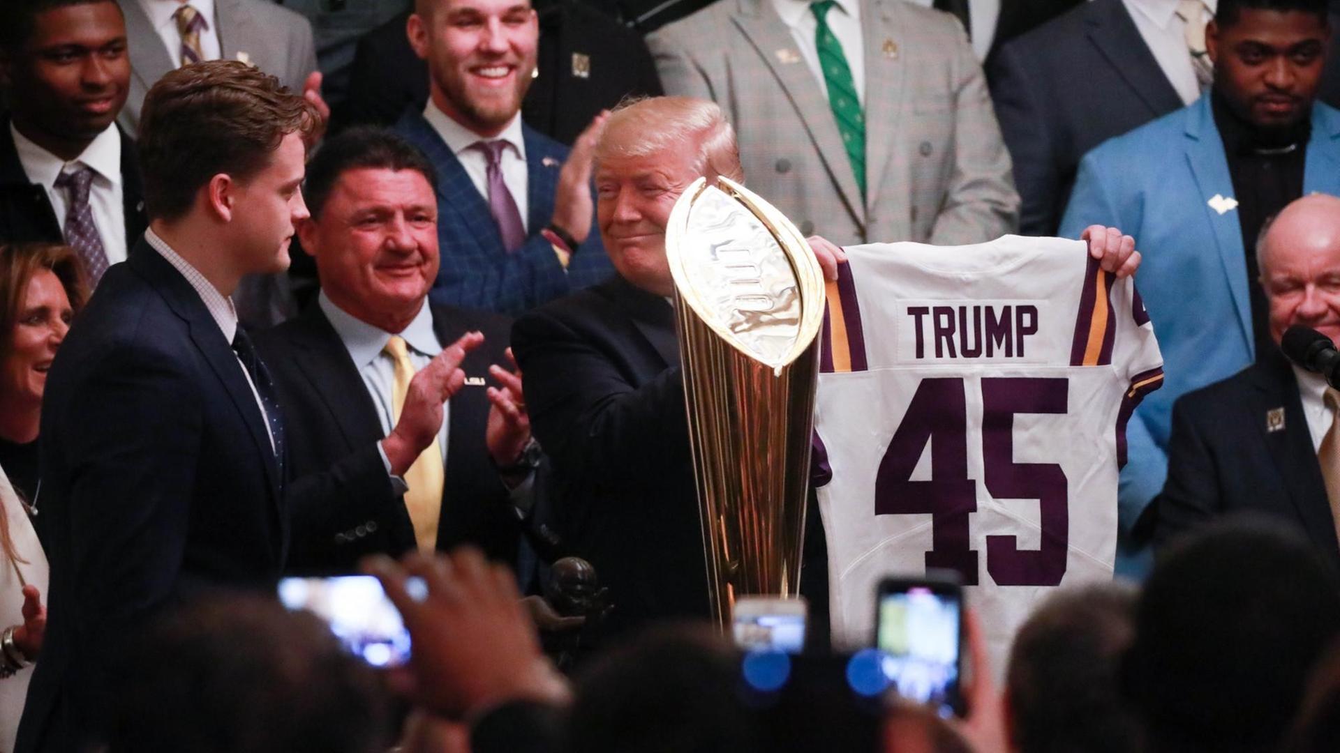 US-Präsident Donald Trump empfängt das Tigers Football Team der Louisiana State University im Weißen Haus.