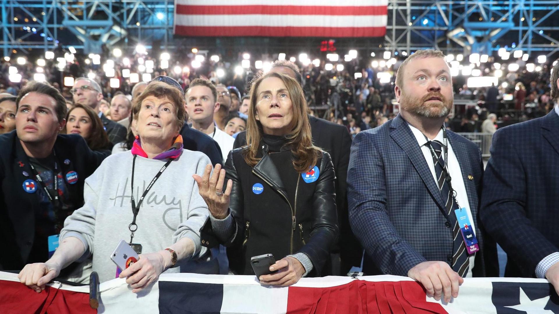 In New York verfolgen die Anhänger von Hillary Clinton die Wahlergebnisse. In New York verfolgen die Anhänger von Hillary Clinton die Wahlergebnisse.
