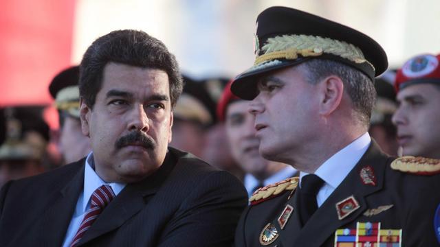 Nicolás Maduro schaut zu Verteidigungsminister Vladimir Padrino