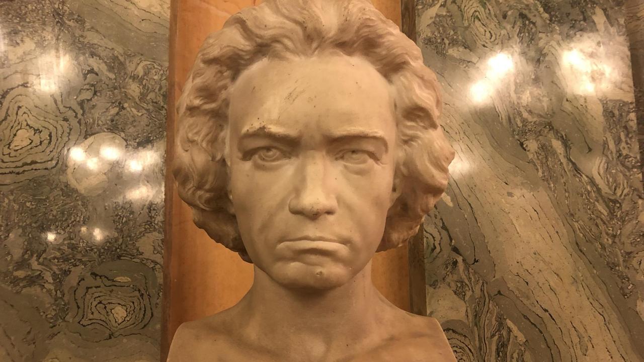 Büste des Komponisten im Foyer der Semperoper Dresden. Büste des Komponisten im Foyer der Semperoper Dresden.