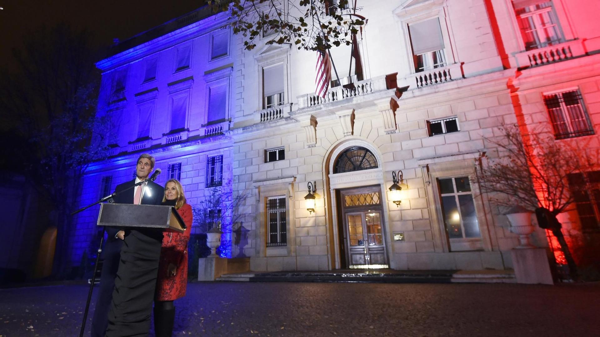 US-Außenminister John Kerry vor der in den französischen Nationalfarben angestrahlten US-Botschaft