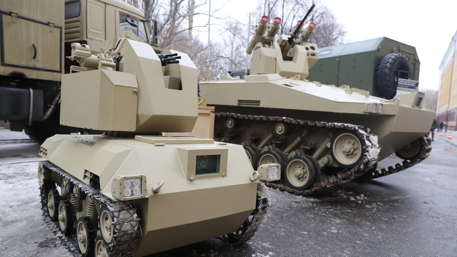 Roboter "Nakhlebnik" (l.) und "Soratnik" (r.) Roboter "Nakhlebnik" (l.) und "Soratnik" (r.)