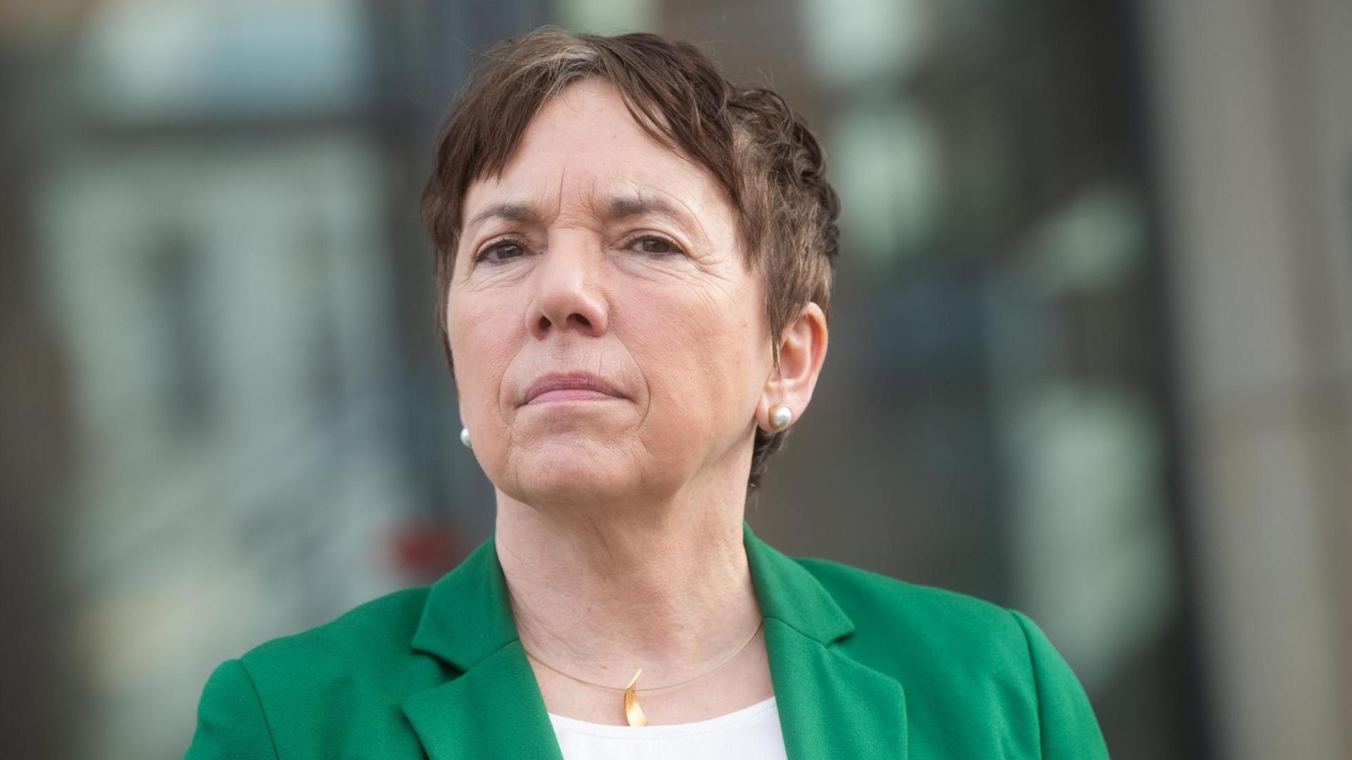 Margot Käßmann, Theologin, steht vor der niedersächsischen Staatskanzlei. Margot Käßmann, Theologin, steht vor der niedersächsischen Staatskanzlei.