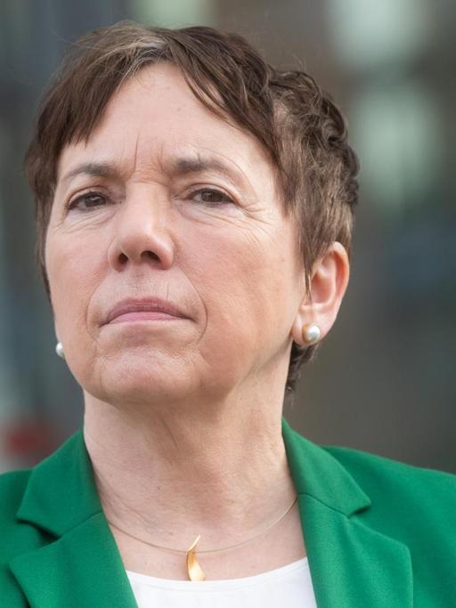 Margot Käßmann, Theologin, steht vor der niedersächsischen Staatskanzlei.