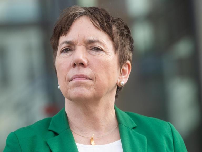 Margot Käßmann, Theologin, steht vor der niedersächsischen Staatskanzlei.