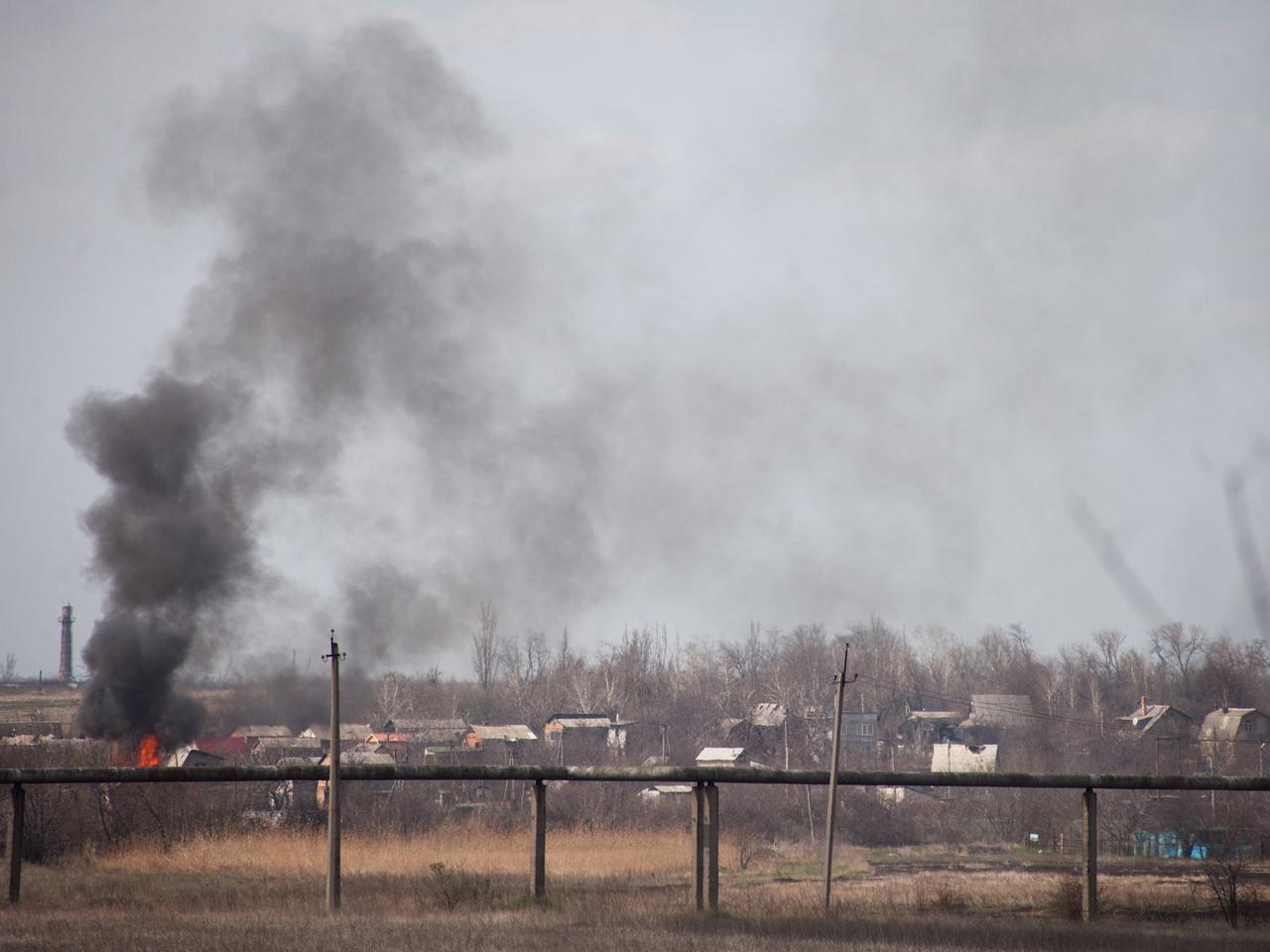 Dieses Bild soll das Dorf Zhabunki in der Nähe das Flughafens von Donezk nach einem Angriff am 13. April 2015 zeigen.