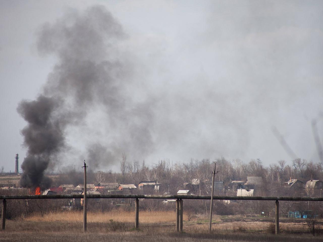 Dieses Bild soll das Dorf Zhabunki in der Nähe das Flughafens von Donezk nach einem Angriff am 13. April 2015 zeigen. Dieses Bild soll das Dorf Zhabunki in der Nähe das Flughafens von Donezk nach einem Angriff am 13. April 2015 zeigen.