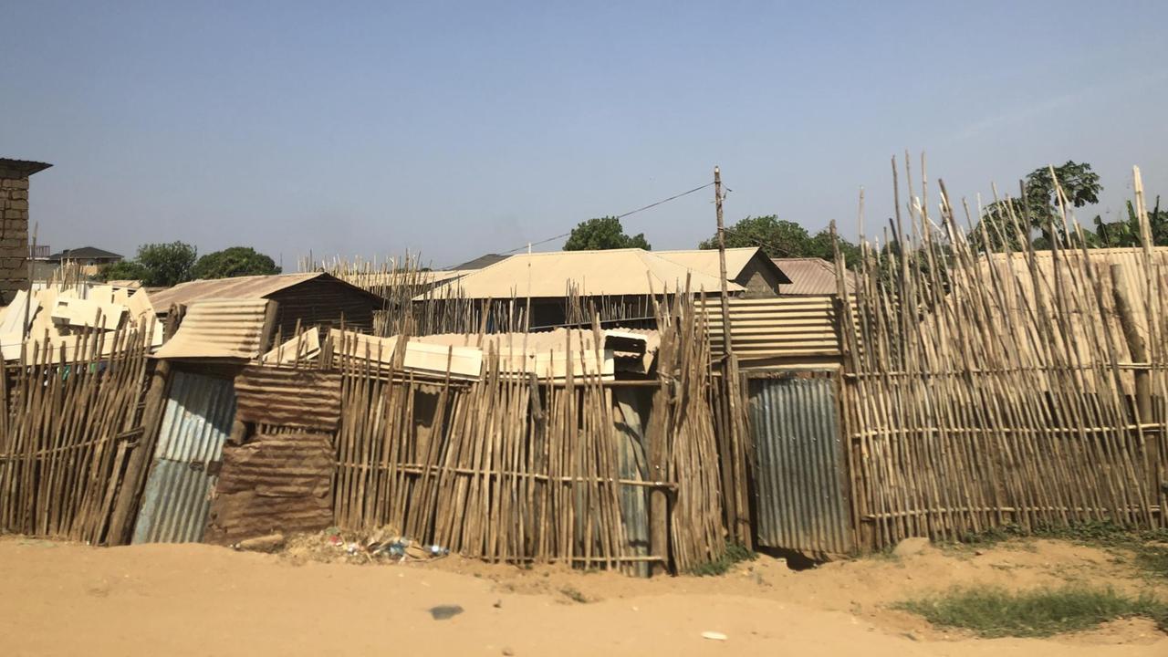 Eine Siedlung aus Wellblechhütten in Juba, Südsudan