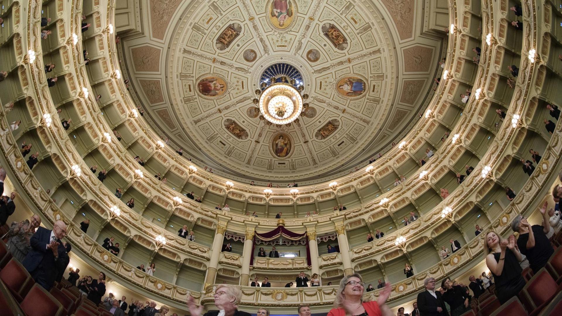 Besucher klatschen beim Schlussapplaus am Ende des ersten Konzerts nach der Corona-bedingten Besucherpause in der Semperoper, Dresden. Besucher klatschen beim Schlussapplaus am Ende des ersten Konzerts nach der Corona-bedingten Besucherpause in der Semperoper, Dresden.