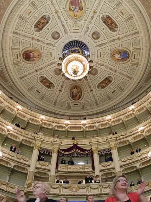 Besucher klatschen beim Schlussapplaus am Ende des ersten Konzerts nach der Corona-bedingten Besucherpause in der Semperoper, Dresden.
