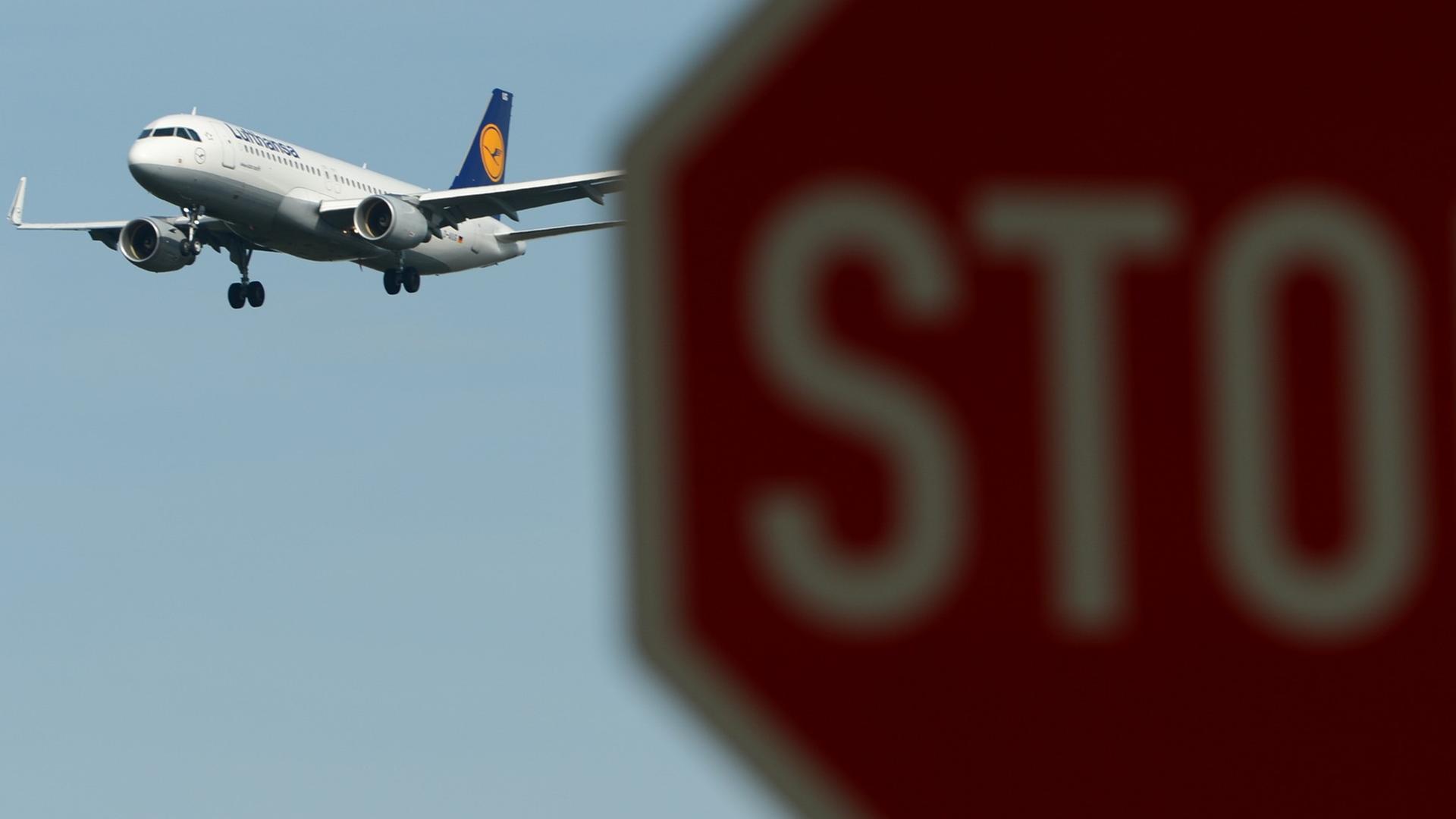 Eine Maschine der Lufthansa ist am 29.09.2014 am Flughafen von Frankfurt am Main (Hessen) nahe eines Stoppschilds im Landeanflug. Eine Maschine der Lufthansa ist am 29.09.2014 am Flughafen von Frankfurt am Main (Hessen) nahe eines Stoppschilds im Landeanflug.