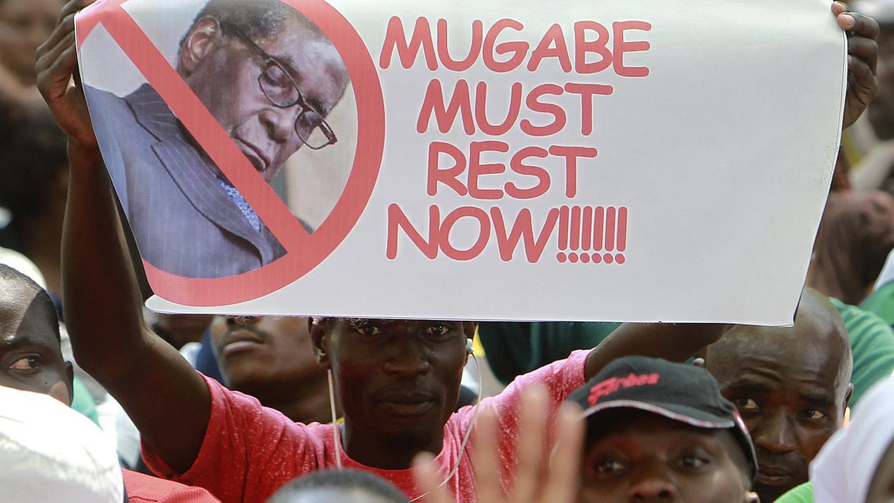 Ein Demonstrant in Harare hält ein Schild mit der Aufschrift "Mugabe muss jetzt zurücktreten".