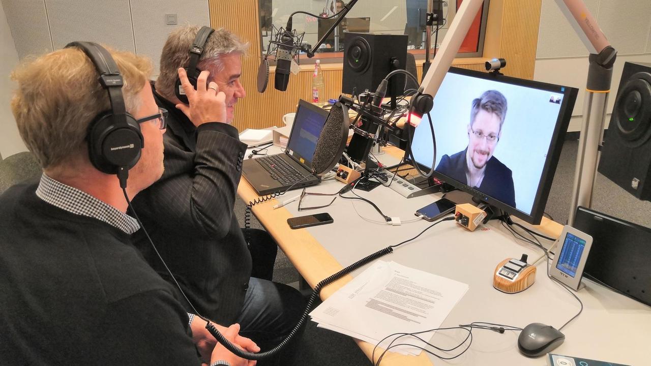 Die Deutschlandfunk-Redakteure Stefan Koldehoff und Stefan Fries im Gespräch mit dem US-Whistleblower Edward Snowden. Die Deutschlandfunk-Redakteure Stefan Koldehoff und Stefan Fries im Gespräch mit dem US-Whistleblower Edward Snowden.