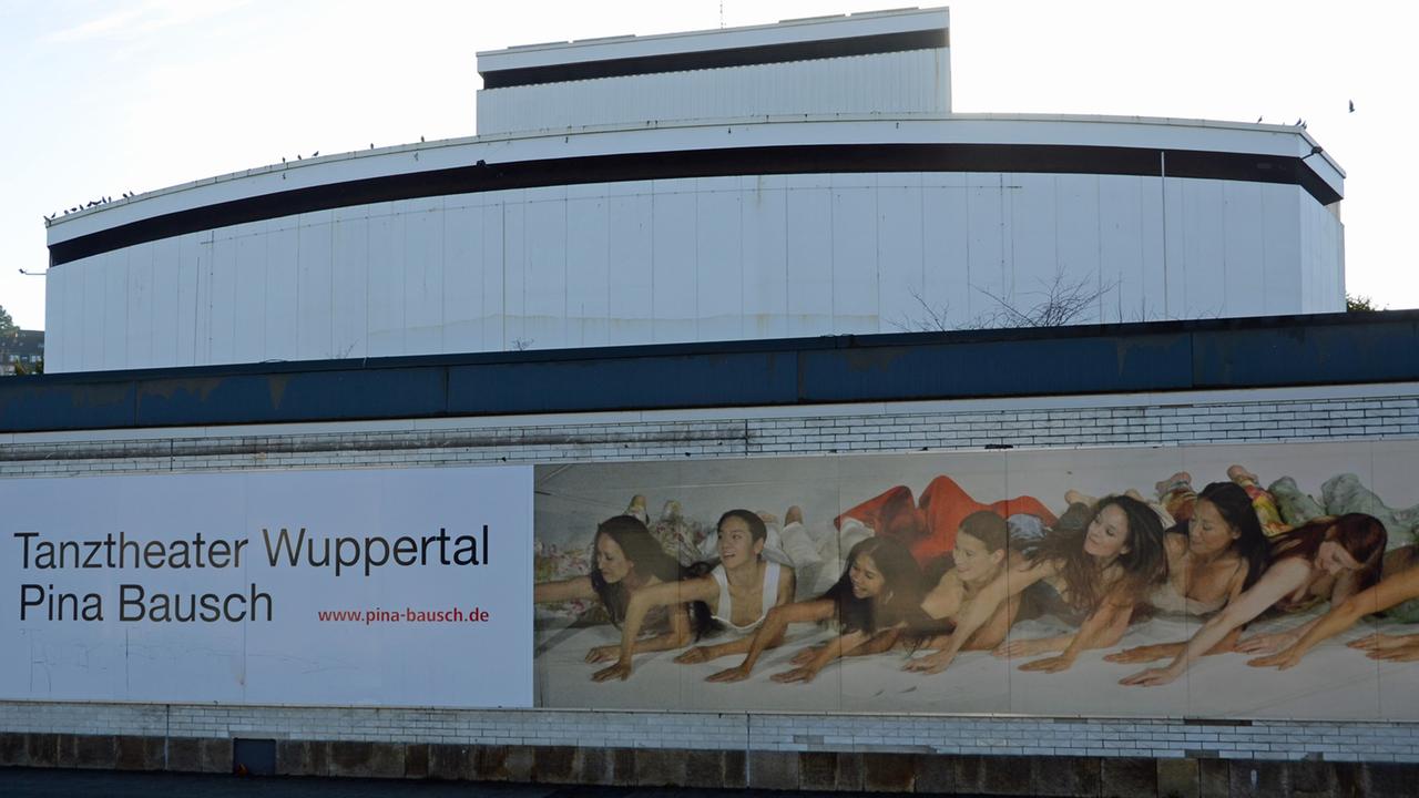 Das Wuppertaler Schauspielhaus mit der Plakatierung des Tanztheaters war bis 2013 die Spielstätte der Bühnen Wuppertal und des Tanztheater Wuppertal von Pina Bausch. Das Wuppertaler Schauspielhaus mit der Plakatierung des Tanztheaters war bis 2013 die Spielstätte der Bühnen Wuppertal und des Tanztheater Wuppertal von Pina Bausch.