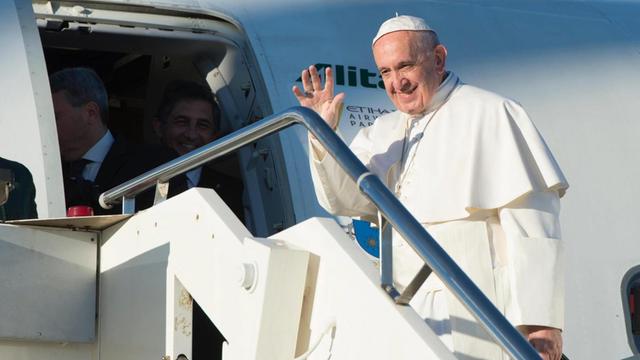 epa05610890 A handout picture provided by the Vatican newspaper L'Osservatore Romano shows Pope Francis boarding a plane for a two days visit to Sweden, at Fiumicino Airport, Rome, Italy, 31 October 2016. Pope Francis is visiting Malmo and Lund to participate in an ecumenical service and the beginning of a year of activities to mark the joint Lutheran-Catholic commemoration of the 500th anniversary of the Reformation. EPA/OSSERVATORE ROMANO/HANDOUT HANDOUT EDITORIAL USE ONLY/NO SALES |