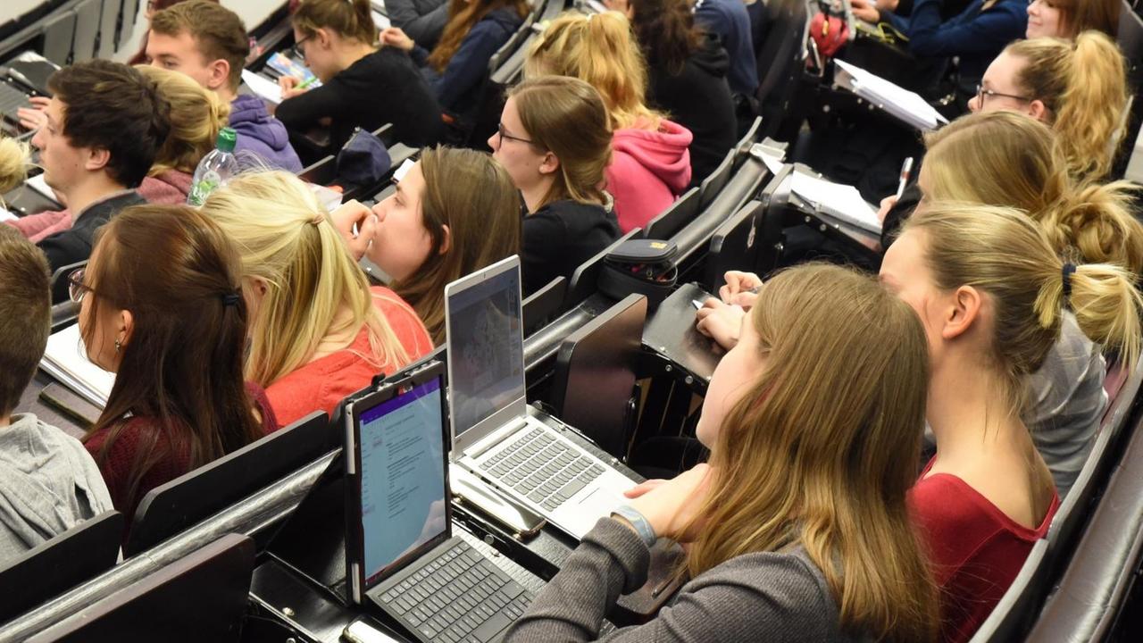 Das Foto zeigt Studierende an der Universität in Leipzig.
