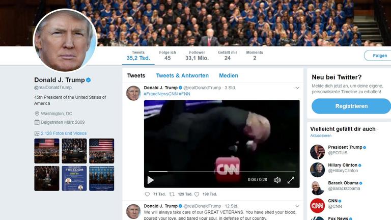 Ein Screenshot vom Twitter Account Donald Trumps zeigt ein Video, indem er selbst auf einen Mann einprügelt, dessen Kopf mit dem CNN-Logoi verfälscht wurde. Ein Screenshot vom Twitter Account Donald Trumps zeigt ein Video, indem er selbst auf einen Mann einprügelt, dessen Kopf mit dem CNN-Logoi verfälscht wurde.