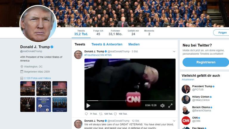 Ein Screenshot vom Twitter Account Donald Trumps zeigt ein Video, indem er selbst auf einen Mann einprügelt, dessen Kopf mit dem CNN-Logoi verfälscht wurde. Ein Screenshot vom Twitter Account Donald Trumps zeigt ein Video, indem er selbst auf einen Mann einprügelt, dessen Kopf mit dem CNN-Logoi verfälscht wurde.