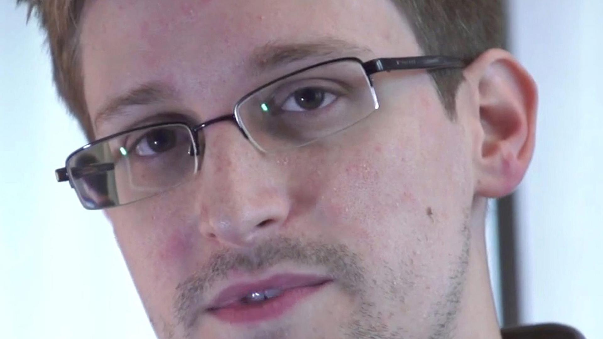 Aufnahme von Edward Snowden, die aus einem Video-Interview mit dem britischen "Guardian" vom Juni 2013 stammt Aufnahme von Edward Snowden, die aus einem Video-Interview mit dem britischen "Guardian" vom Juni 2013 stammt