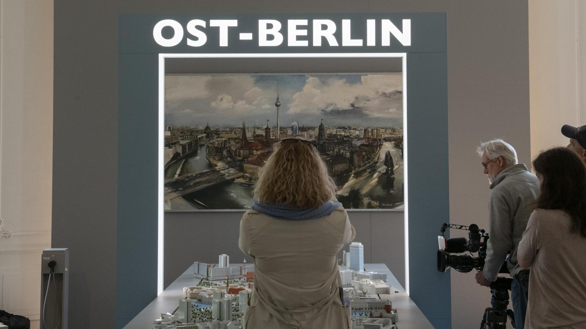 Journalisten stehen im Museum Ephraim-Palais an einem Stadtmodel von Ost-Berlin, zu Zeiten der DDR.