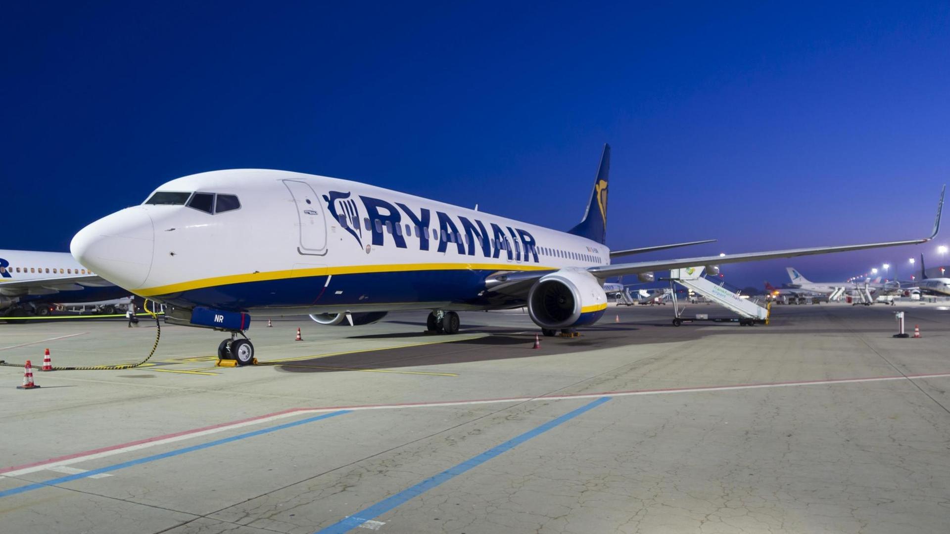 Boeing 737 Flugzeug der Billigfluglinie Ryanair auf dem Rollfeld, Flughafen Frankfurt-Hahn, Rheinland-Pfalz, Deutschland, Europa Boeing 737 Flugzeug der Billigfluglinie Ryanair auf dem Rollfeld, Flughafen Frankfurt-Hahn, Rheinland-Pfalz, Deutschland, Europa
