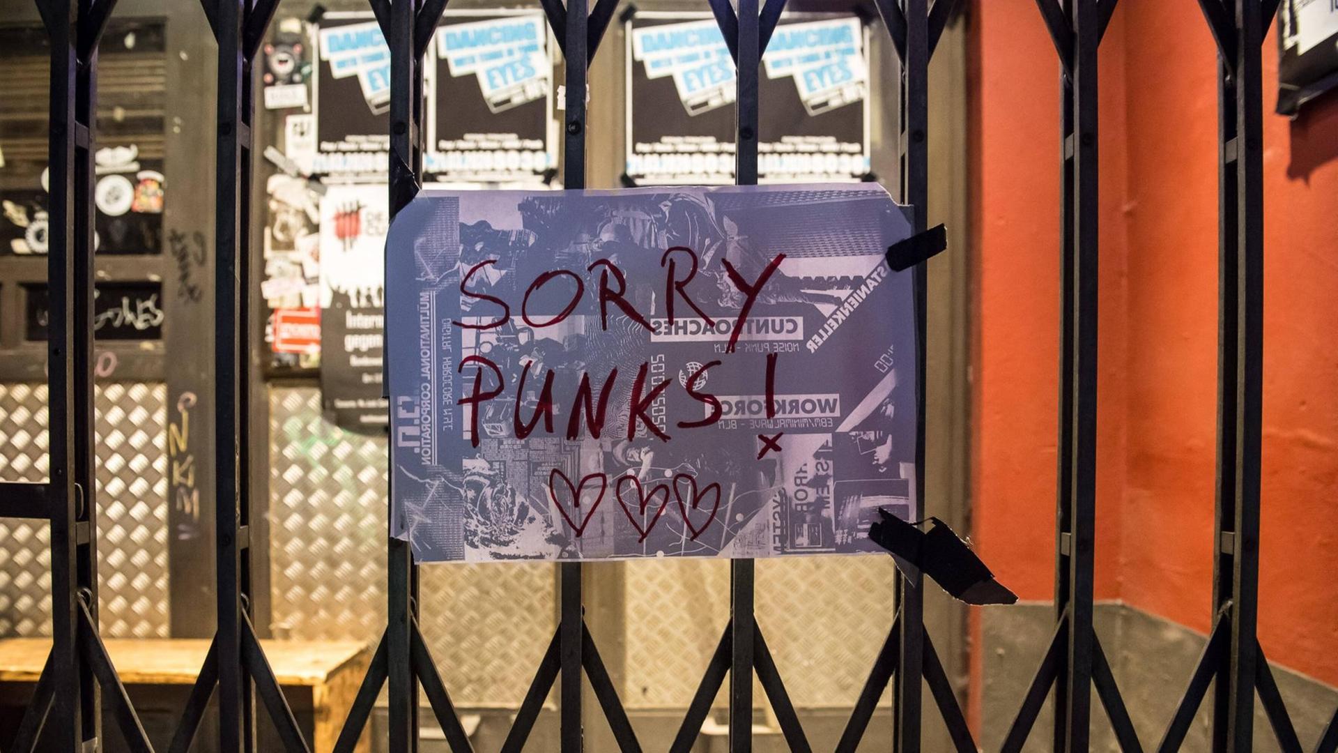 Nahaufnahme eines Schildes an der vergitterten Tür des SO36 mit der Aufschrift: "Sorry Punks!" Nahaufnahme eines Schildes an der vergitterten Tür des SO36 mit der Aufschrift: "Sorry Punks!"