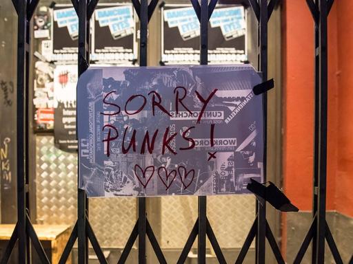 Nahaufnahme eines Schildes an der vergitterten Tür des SO36 mit der Aufschrift: "Sorry Punks!"