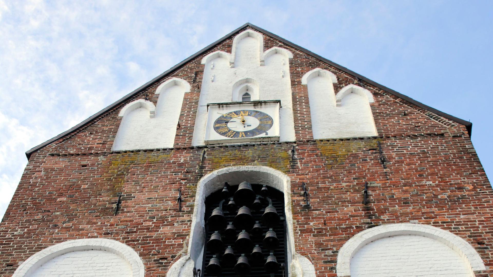 Der Glockenturm der evangelisch-lutherischen Ludgeri-Kirche der ostfriesischen Stadt Norden. Er ist von der Kirche durch eine Straße getrennt. Der Glockenturm der evangelisch-lutherischen Ludgeri-Kirche der ostfriesischen Stadt Norden. Er ist von der Kirche durch eine Straße getrennt.