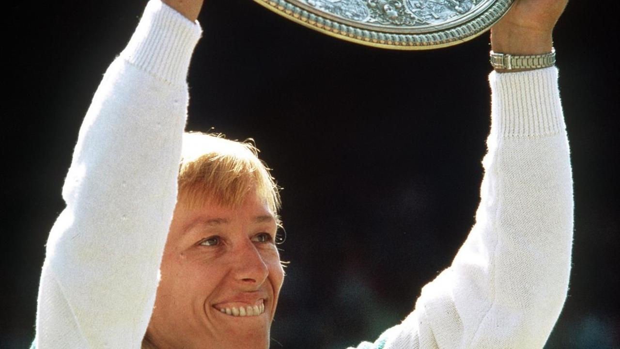 Die US-Tennisspielerin Martina Navratilova zeigt dem Publikum stolz die Siegerschale Die US-Tennisspielerin Martina Navratilova zeigt dem Publikum stolz die Siegerschale