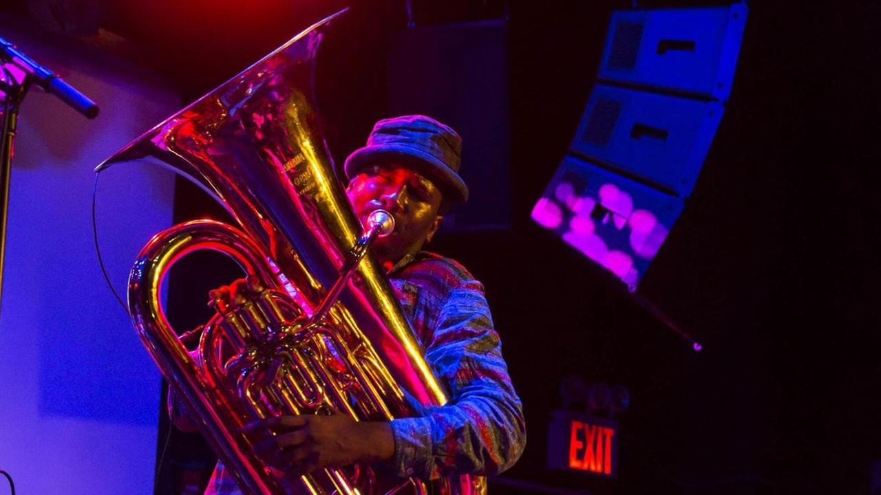 Theon Cross spielt in New York auf der Bühne Tuba. Theon Cross spielt in New York auf der Bühne Tuba.