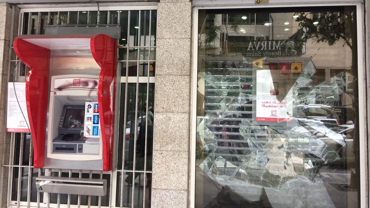 Der Geldautomat und die Fenster einer Bankfiliale in der Innenstadt Beiruts sind zerstört. Der Geldautomat und die Fenster einer Bankfiliale in der Innenstadt Beiruts sind zerstört.