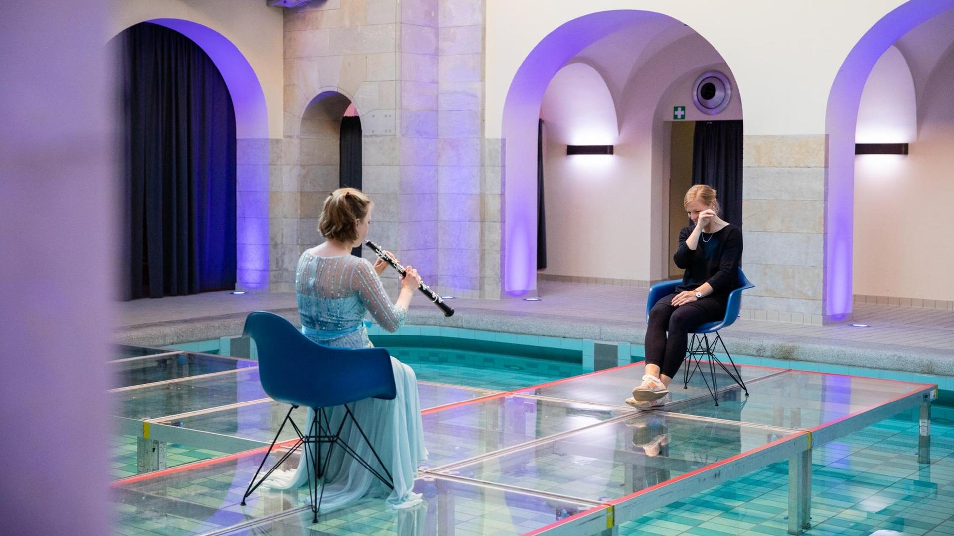 Eine Frau lauscht dem Oboenspiel von Viola Wilmsen im Stadtbad. Eine Frau lauscht dem Oboenspiel von Viola Wilmsen im Stadtbad.