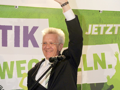 Der Spitzenkandidat der baden-württembergischen Grünen für die Landtagswahl, Winfried Kretschmann, jubelt