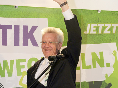 Der Spitzenkandidat der baden-württembergischen Grünen für die Landtagswahl, Winfried Kretschmann, jubelt Der Spitzenkandidat der baden-württembergischen Grünen für die Landtagswahl, Winfried Kretschmann, jubelt
