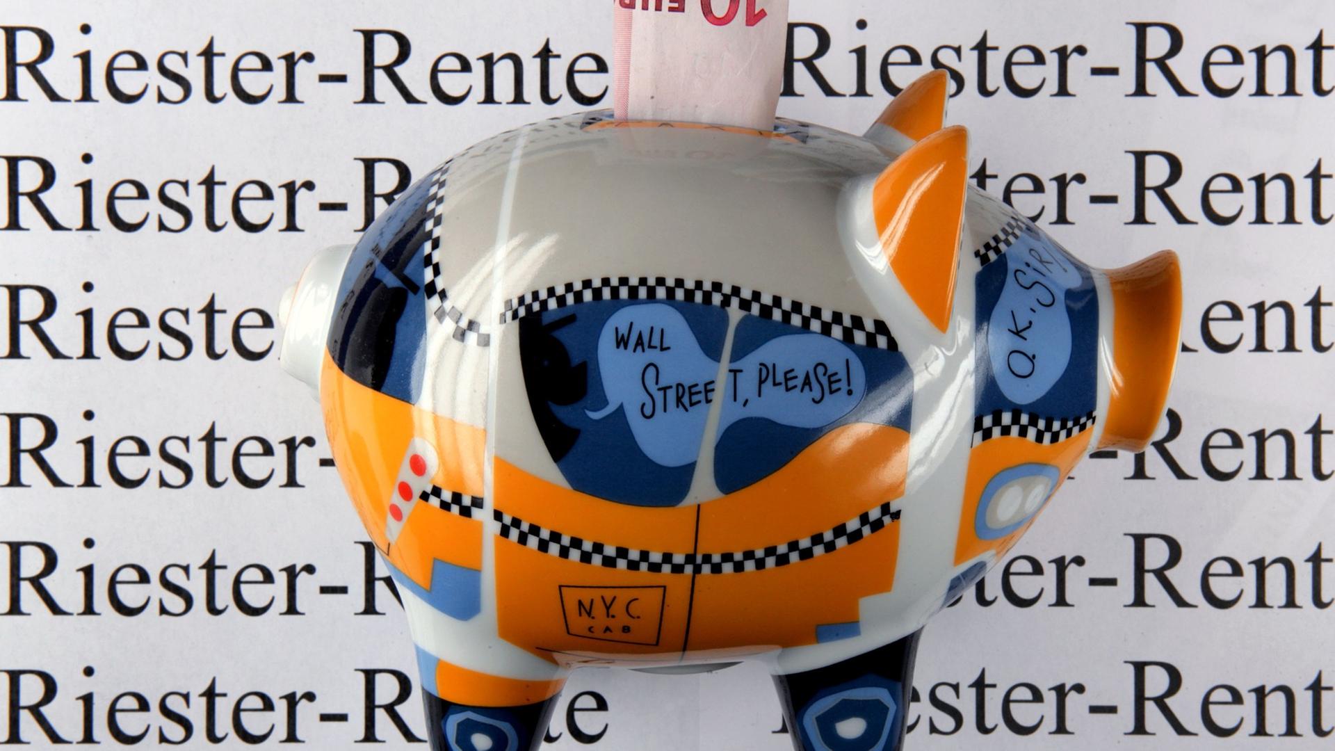 Ein Sparschwein steht vor einem Schild mit der Aufschrift Riester-Rente. Ein Sparschwein steht vor einem Schild mit der Aufschrift Riester-Rente.