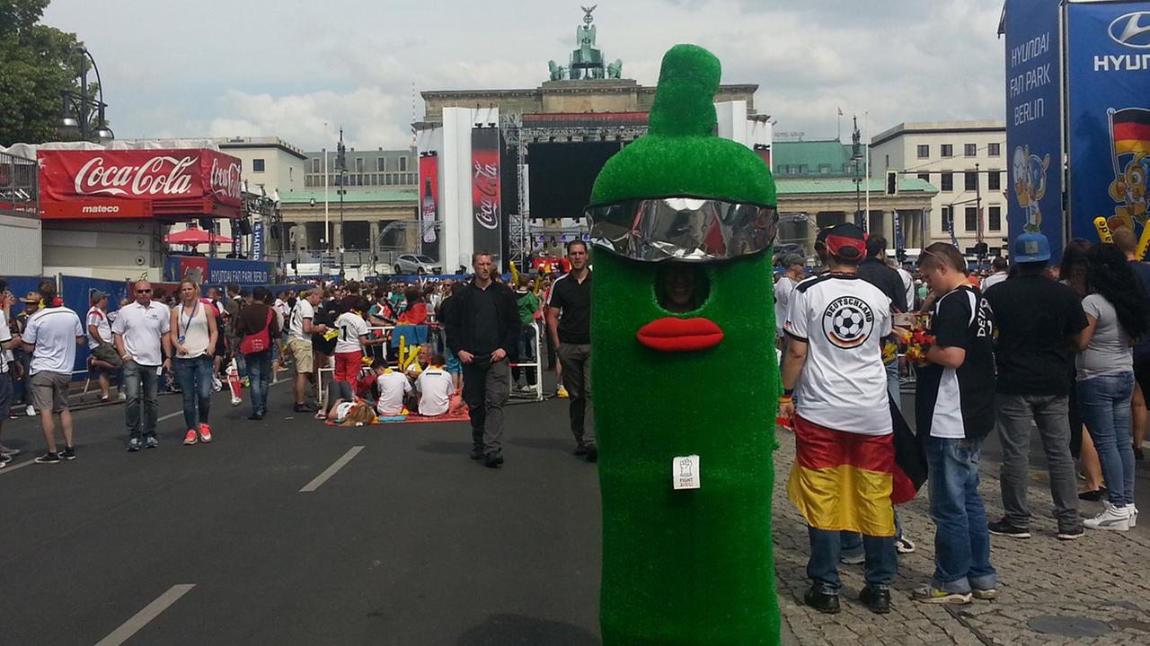 Ein Maskottchen wirbt am Brandenburger Tor für Safer Sex. Ein Maskottchen wirbt am Brandenburger Tor für Safer Sex.