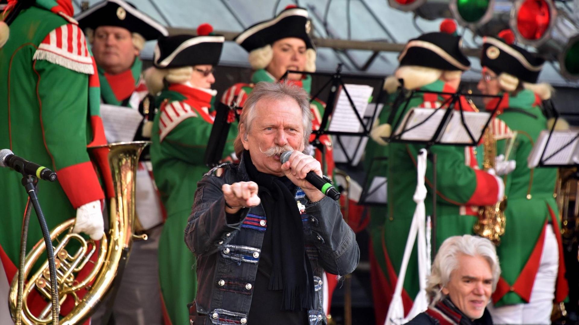 Bilder des Tages: Die Band Höhner mit Sänger Hennig Krautmacher vor Traditionscorp Altstädter am 08.02.2018 auf der Bühne am Alter Markt in Köln. An Weiberfastnacht wird traditionell der Straßenkarneval auf dem Kölner Alter Markt eröffnet. Bilder des Tages: Die Band Höhner mit Sänger Hennig Krautmacher vor Traditionscorp Altstädter am 08.02.2018 auf der Bühne am Alter Markt in Köln. An Weiberfastnacht wird traditionell der Straßenkarneval auf dem Kölner Alter Markt eröffnet.