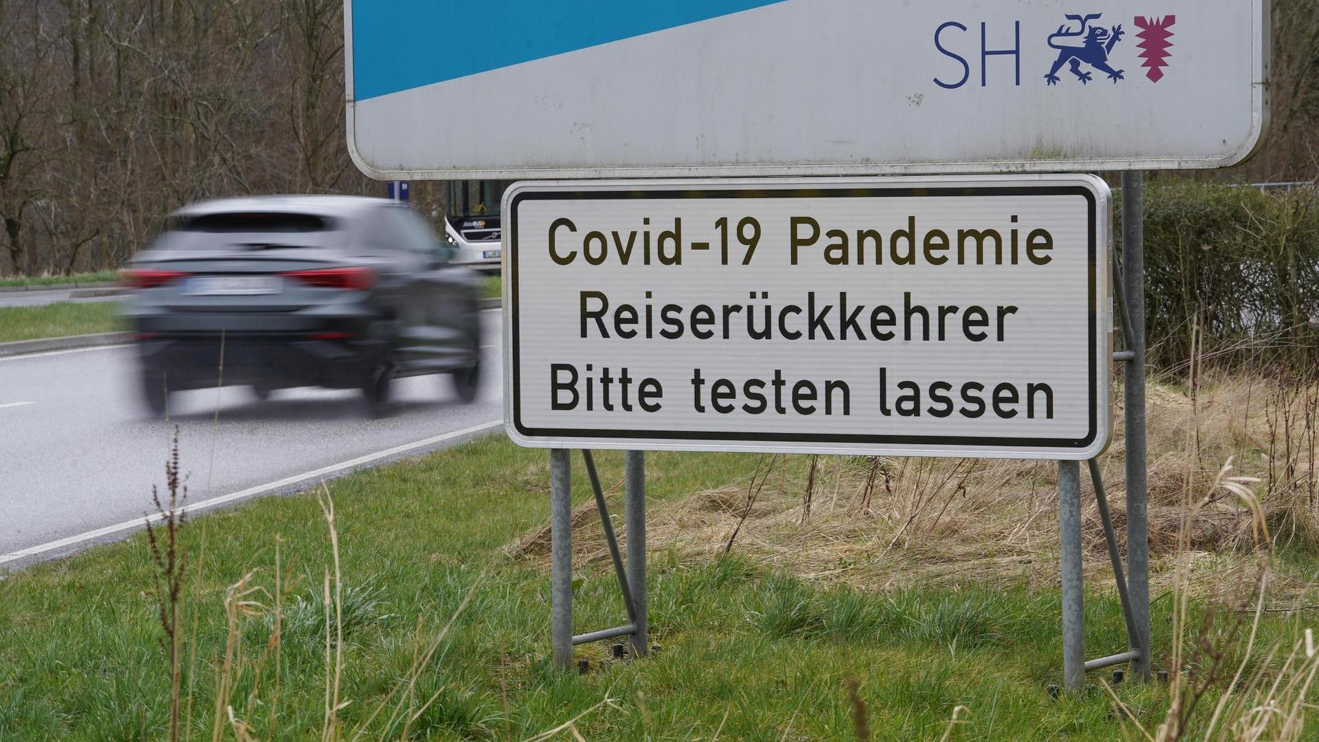 Am Grenzübergang Krusau Kupfermühle steht bei der Einreise nach Deutschland ein Schild mit der Aufschrift "Covid-19 Pandemie Reiserückkehrer Bitte testen lassen". Die Einreise von Personen, die weder die dänische Staatsangehörigkeit noch Wohnsitz in Dänemark haben, ist grundsätzlich nur noch erlaubt, wenn ein triftiger Grund für die Reise vorliegt und ein negatives Ergebnis eines COVID-19-Tests vorgelegt wird, der maximal 24 Stunden vor Einreise vorgenommen wurde. Für die Grenzregion Schleswig-Holstein gelten Sonderregeln. Am Grenzübergang Krusau Kupfermühle steht bei der Einreise nach Deutschland ein Schild mit der Aufschrift "Covid-19 Pandemie Reiserückkehrer Bitte testen lassen". Die Einreise von Personen, die weder die dänische Staatsangehörigkeit noch Wohnsitz in Dänemark haben, ist grundsätzlich nur noch erlaubt, wenn ein triftiger Grund für die Reise vorliegt und ein negatives Ergebnis eines COVID-19-Tests vorgelegt wird, der maximal 24 Stunden vor Einreise vorgenommen wurde. Für die Grenzregion Schleswig-Holstein gelten Sonderregeln.