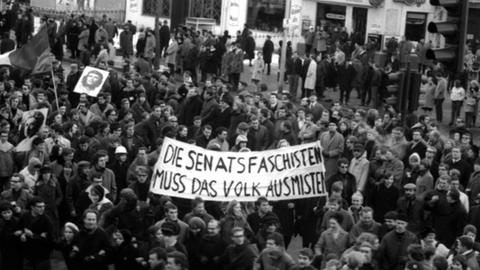 Teilnehmer der mit dem studentischen Vietnamkongress verbundenen Demonstration in Berlin am 17.2.1968 tragen Bilder von Ho-Chi-Min, Che Guevara und Rosa Luxemburg.